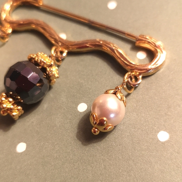 Handmade pearl and Swarovski crystal pin - Picture 4 of 7